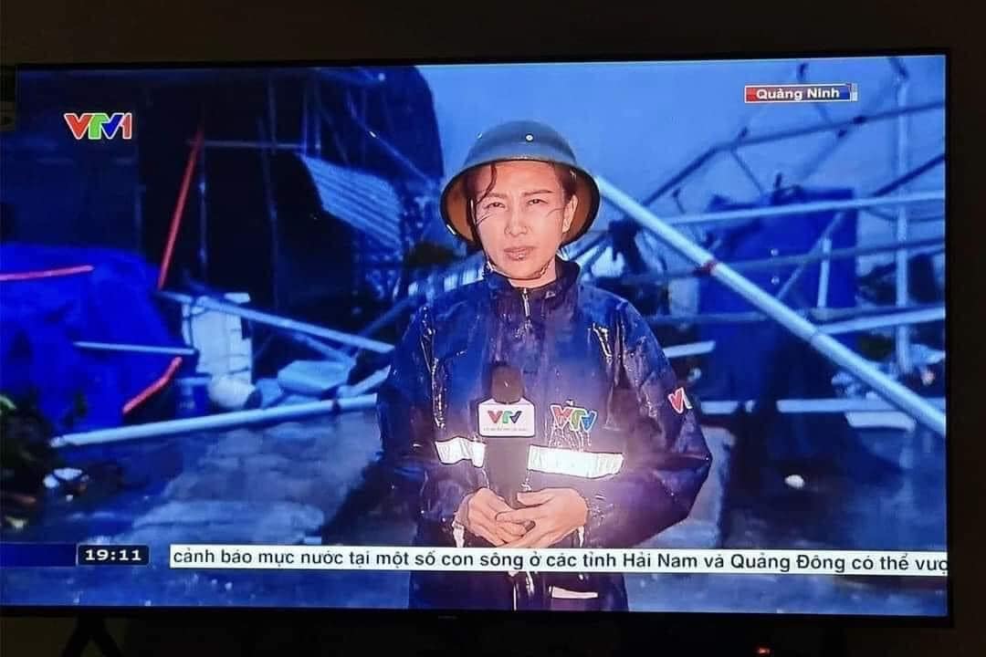 Cô gái thời tiết tác nghiệp trong tâm bão số 3, ngoài đời sở hữu sắc vóc nuột nà ra sao?-2