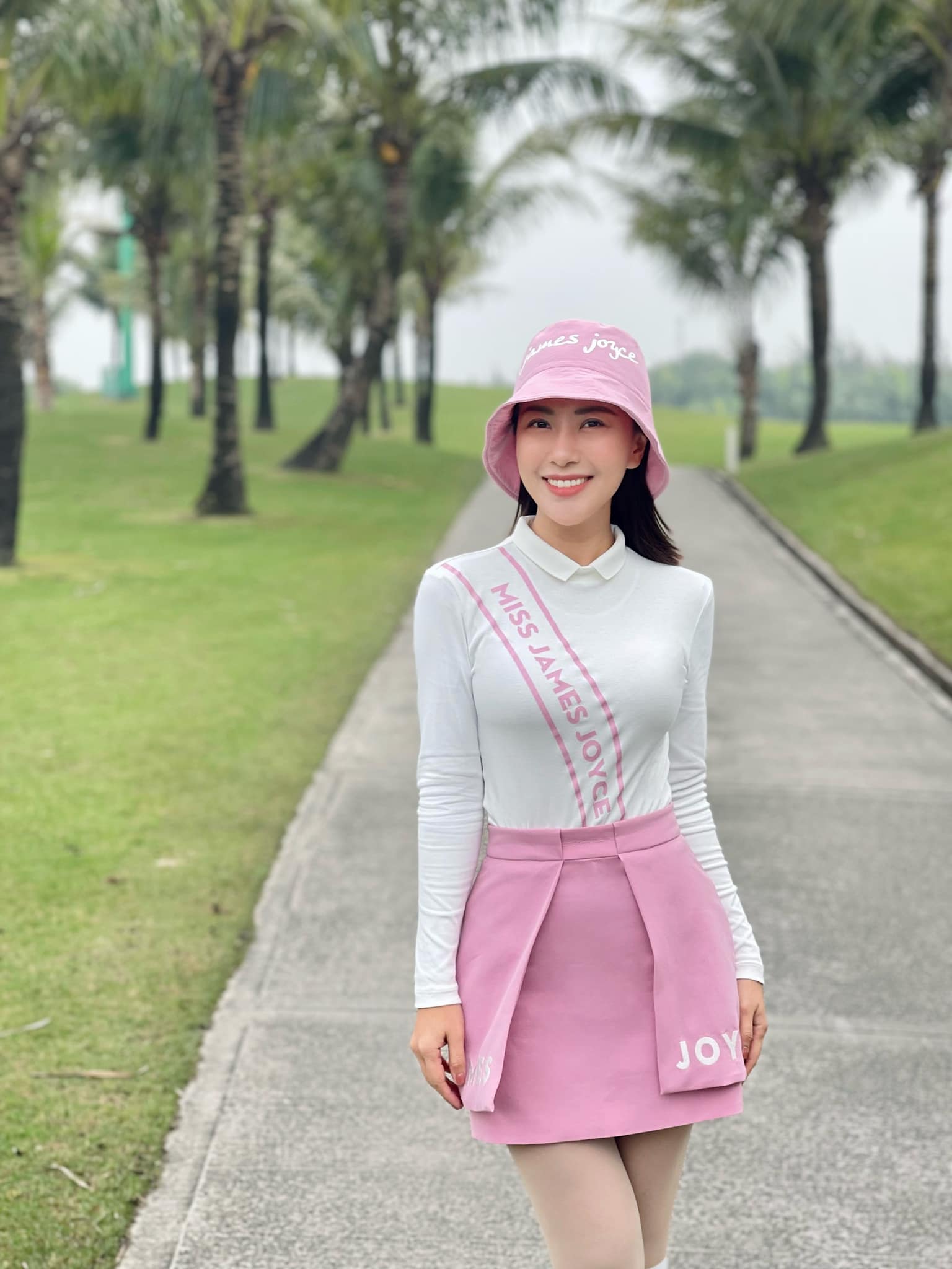 Cô gái thời tiết tác nghiệp trong tâm bão số 3, ngoài đời sở hữu sắc vóc nuột nà ra sao?-12