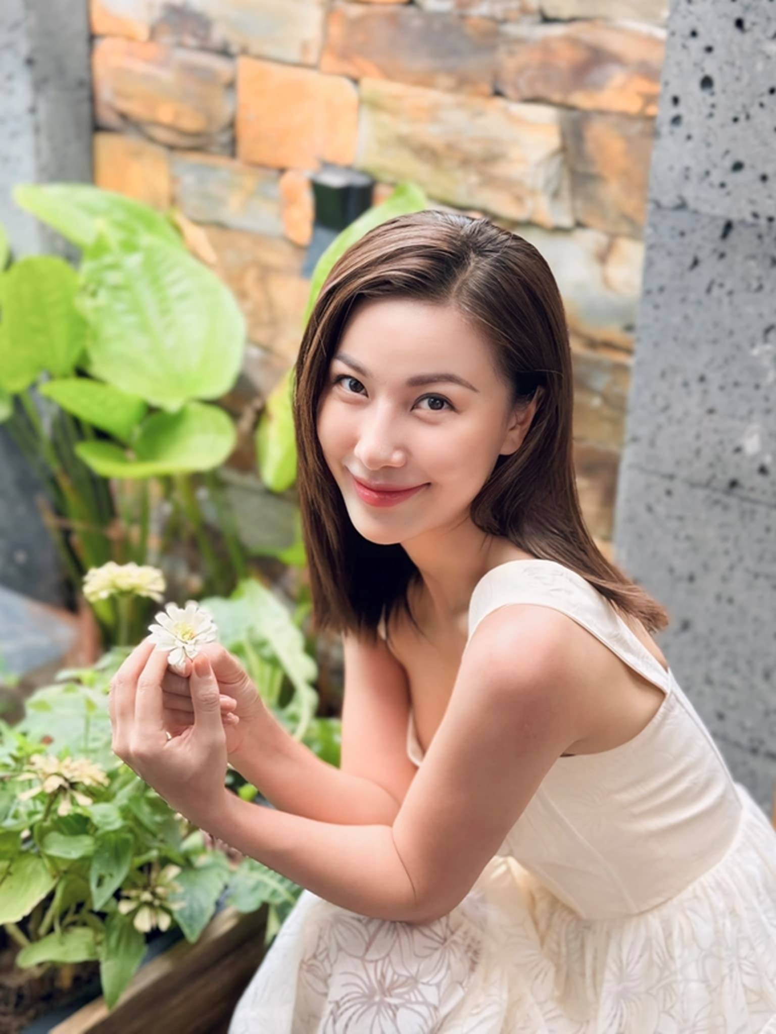 Cô gái thời tiết tác nghiệp trong tâm bão số 3, ngoài đời sở hữu sắc vóc nuột nà ra sao?-16