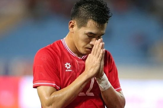 Tiến Linh chắp tay, xin gửi bàn thắng đến người dân miền Bắc đang chống bão lũ