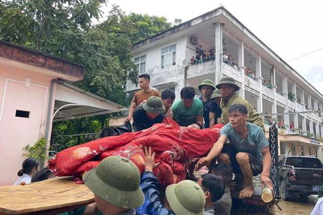 Lũ quét cả bản ở Lào Cai: Cuốn hết bố mẹ và các con, tìm thấy vợ nhưng chết rồi-2