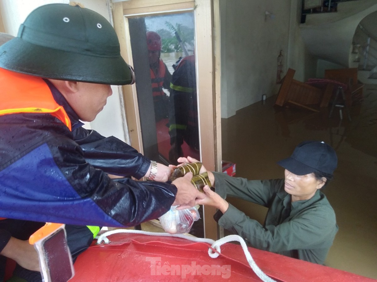 Cận cảnh cuộc sống người dân ngập trong biển nước do tràn đê bối ở Bắc Giang-4