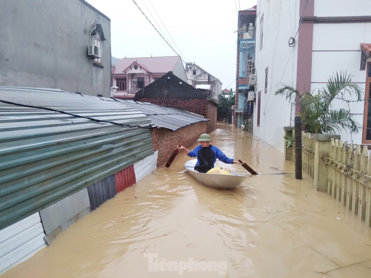 Cận cảnh cuộc sống người dân ngập trong biển nước do tràn đê bối ở Bắc Giang-5