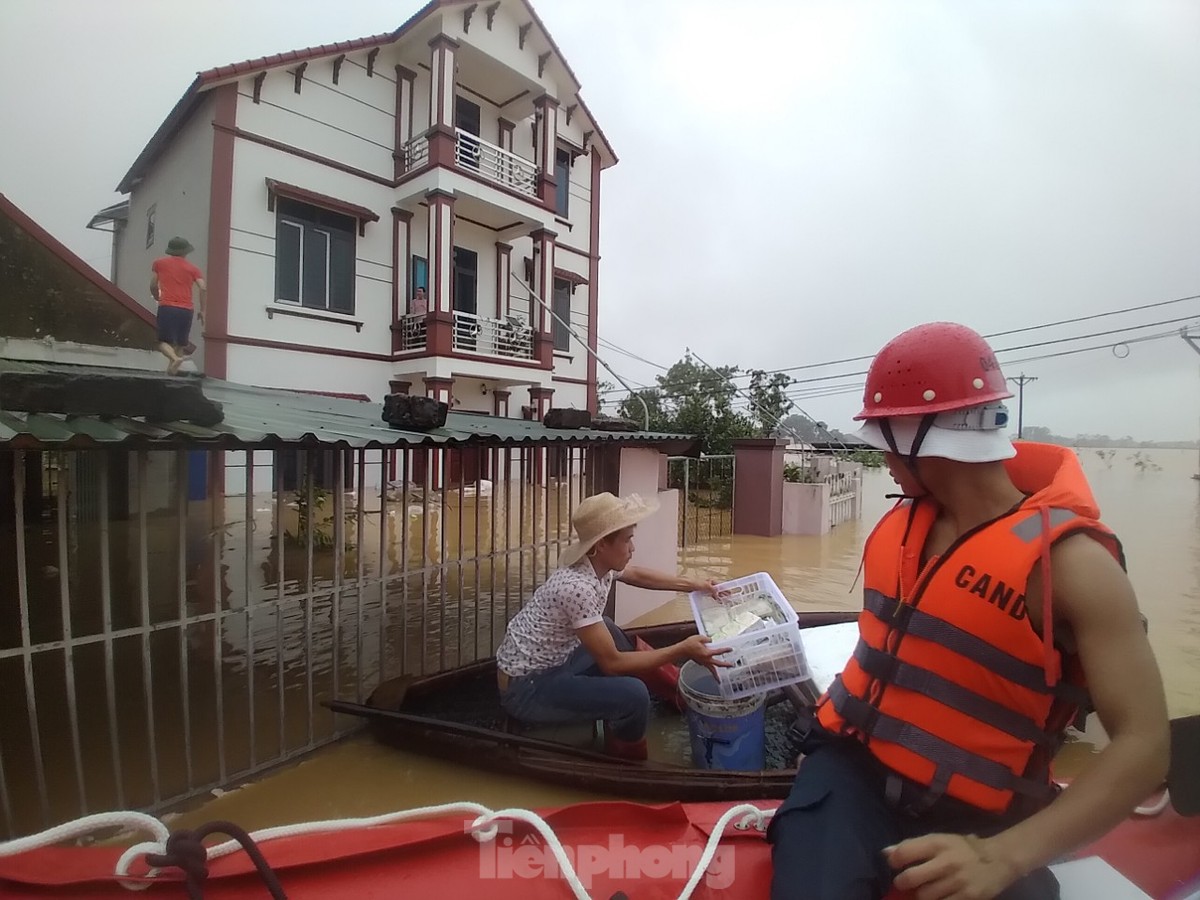 Cận cảnh cuộc sống người dân ngập trong biển nước do tràn đê bối ở Bắc Giang-9