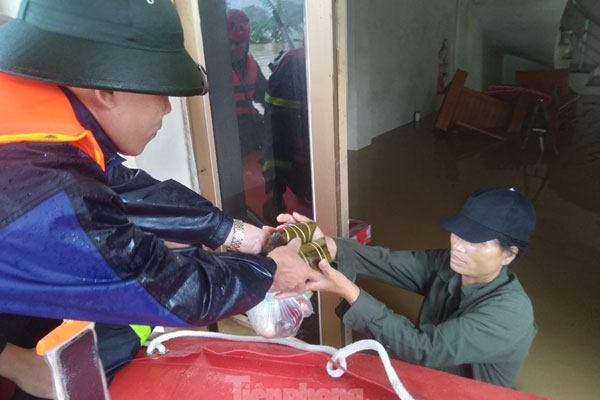 Hà Nội: Gần 1.000 người xuyên đêm khắc phục sự cố tràn và sạt đê ở Thanh Trì-2