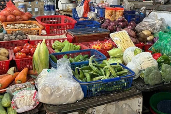 Hà Nội: Sau bão, rau muống 40.000 đồng/mớ, hành lá 5.000 đồng/cọng, bà nội trợ choáng váng-5