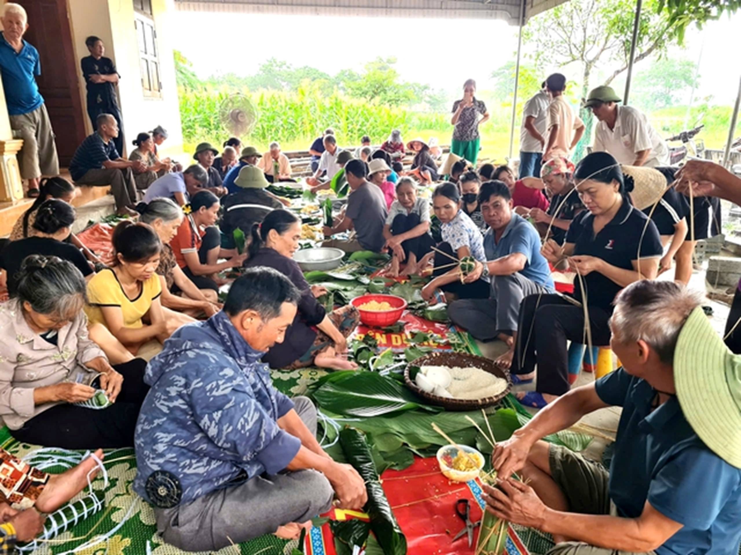 Đêm mưa Nghệ An ấm áp tình người: Cả tỉnh chung tay gói bánh gửi về vùng lũ-3