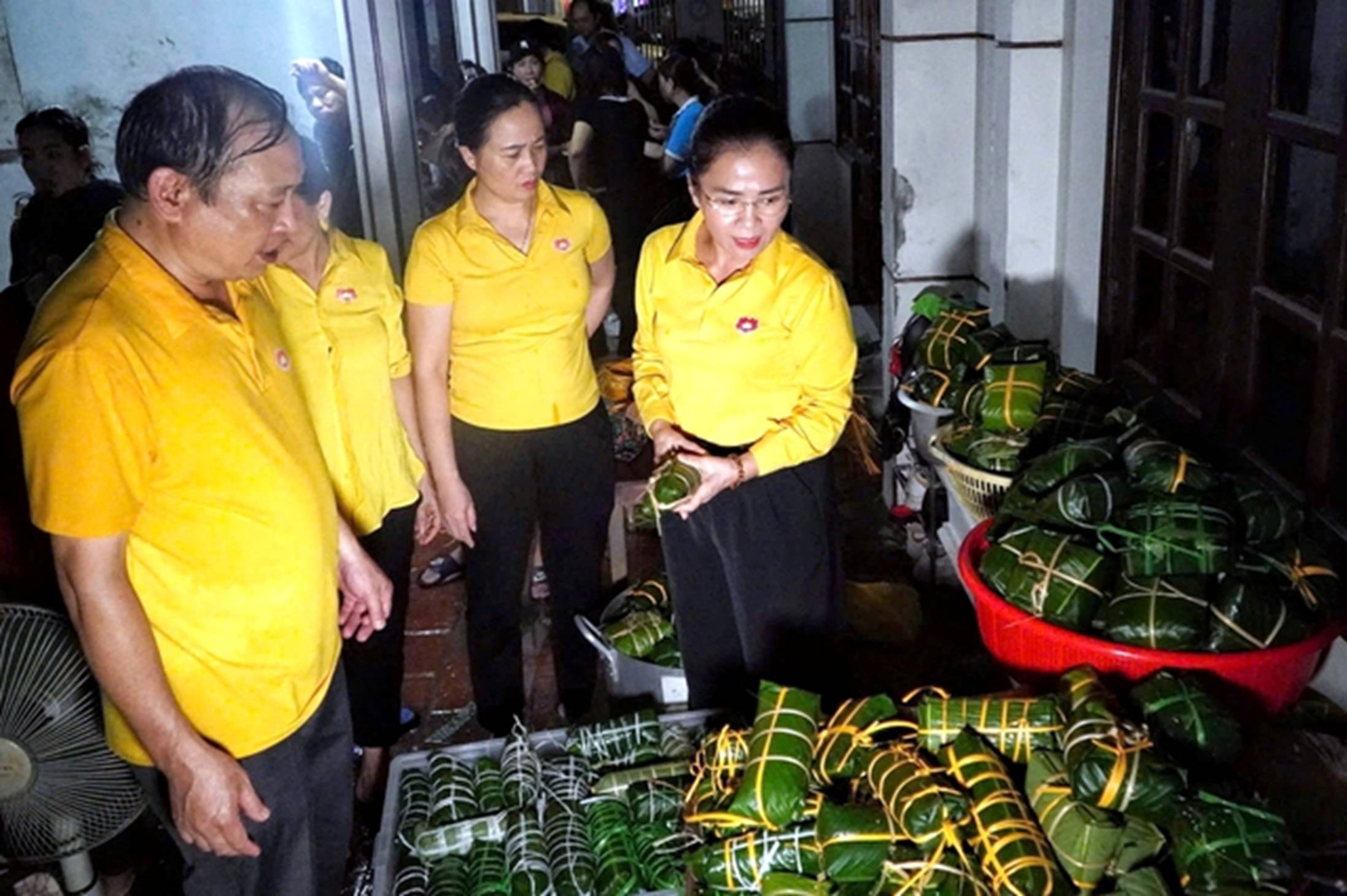 Đêm mưa Nghệ An ấm áp tình người: Cả tỉnh chung tay gói bánh gửi về vùng lũ-4