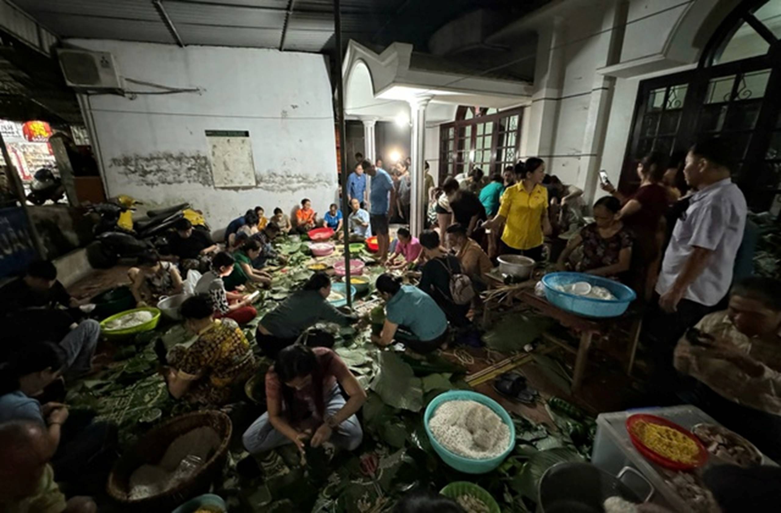 Đêm mưa Nghệ An ấm áp tình người: Cả tỉnh chung tay gói bánh gửi về vùng lũ-1