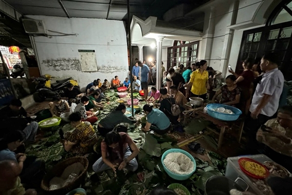 Lộc biển dạt trắng bờ, dân ra nhặt từng tải về ăn-16