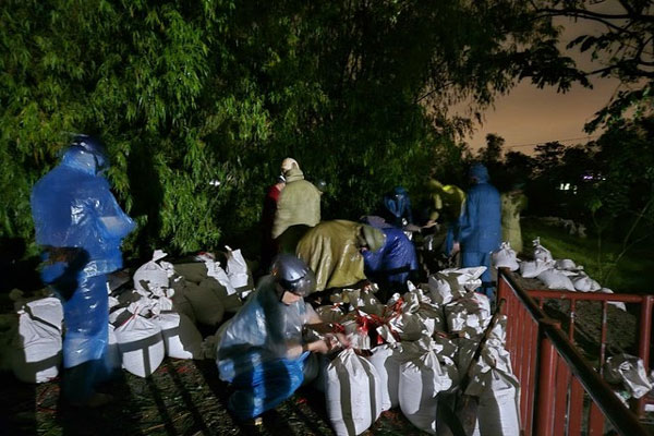 Hà Nội: Gần 1.000 người xuyên đêm khắc phục sự cố tràn và sạt đê ở Thanh Trì-1