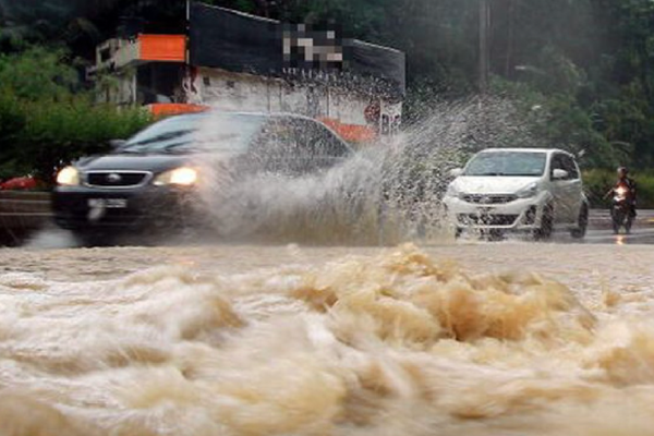 Tranh cãi việc hạ kính ô tô khi đi qua cầu, chuyên gia lái xe nói gì?-4