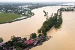 Đưa trẻ nhỏ, người già ở ven đê Hà Nội chạy lụt, nhiều người về quê tránh lũ-19