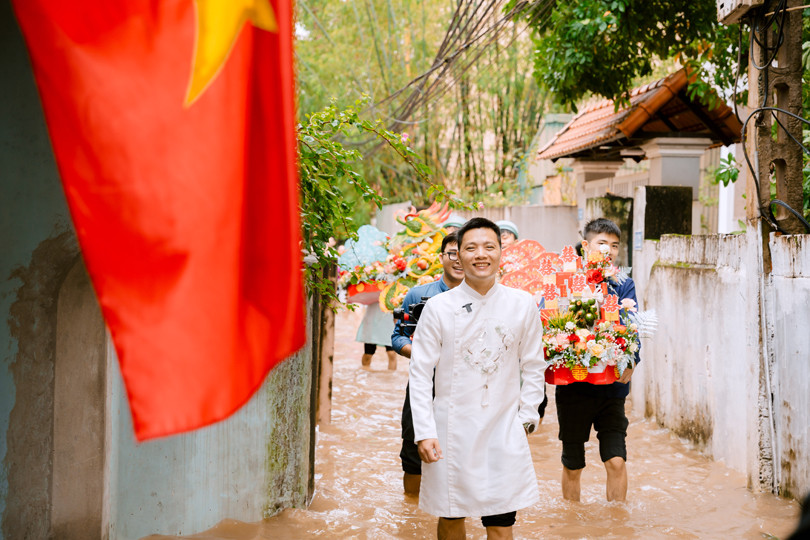 Chú rể dẫn 60 người lội nước sang ăn hỏi, cô dâu Hà Nội vỡ òa hạnh phúc-1