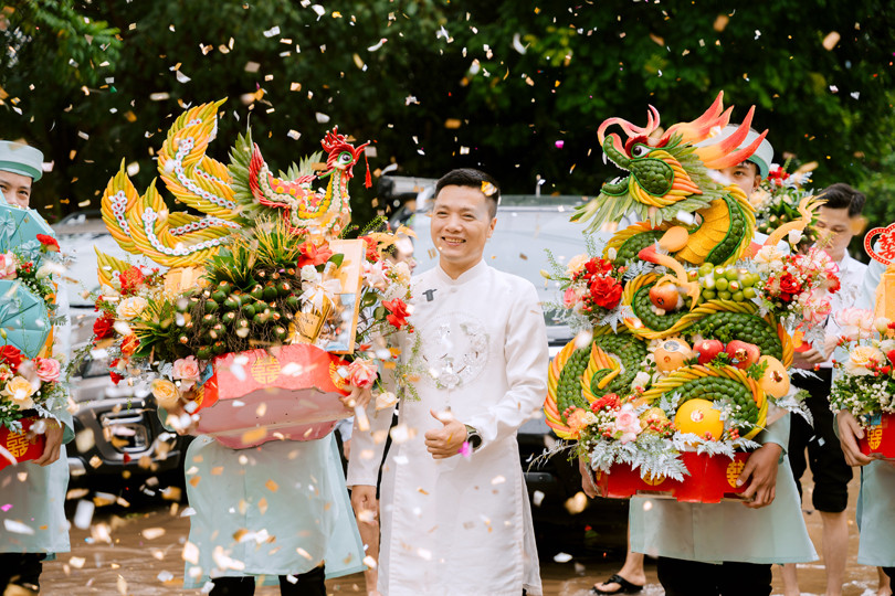 Chú rể dẫn 60 người lội nước sang ăn hỏi, cô dâu Hà Nội vỡ òa hạnh phúc-2