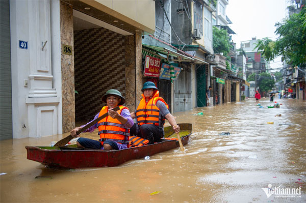 Đưa trẻ nhỏ, người già ở ven đê Hà Nội chạy lụt, nhiều người về quê tránh lũ-3