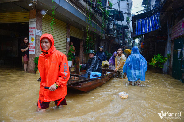 Đưa trẻ nhỏ, người già ở ven đê Hà Nội chạy lụt, nhiều người về quê tránh lũ-9