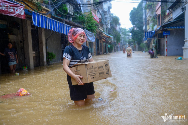 Đưa trẻ nhỏ, người già ở ven đê Hà Nội chạy lụt, nhiều người về quê tránh lũ-11