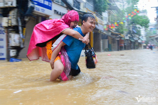 Đưa trẻ nhỏ, người già ở ven đê Hà Nội chạy lụt, nhiều người về quê tránh lũ-12