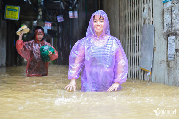 Đưa trẻ nhỏ, người già ở ven đê Hà Nội chạy lụt, nhiều người về quê tránh lũ-13