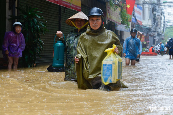 Đưa trẻ nhỏ, người già ở ven đê Hà Nội chạy lụt, nhiều người về quê tránh lũ-16