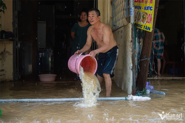 Đưa trẻ nhỏ, người già ở ven đê Hà Nội chạy lụt, nhiều người về quê tránh lũ-17