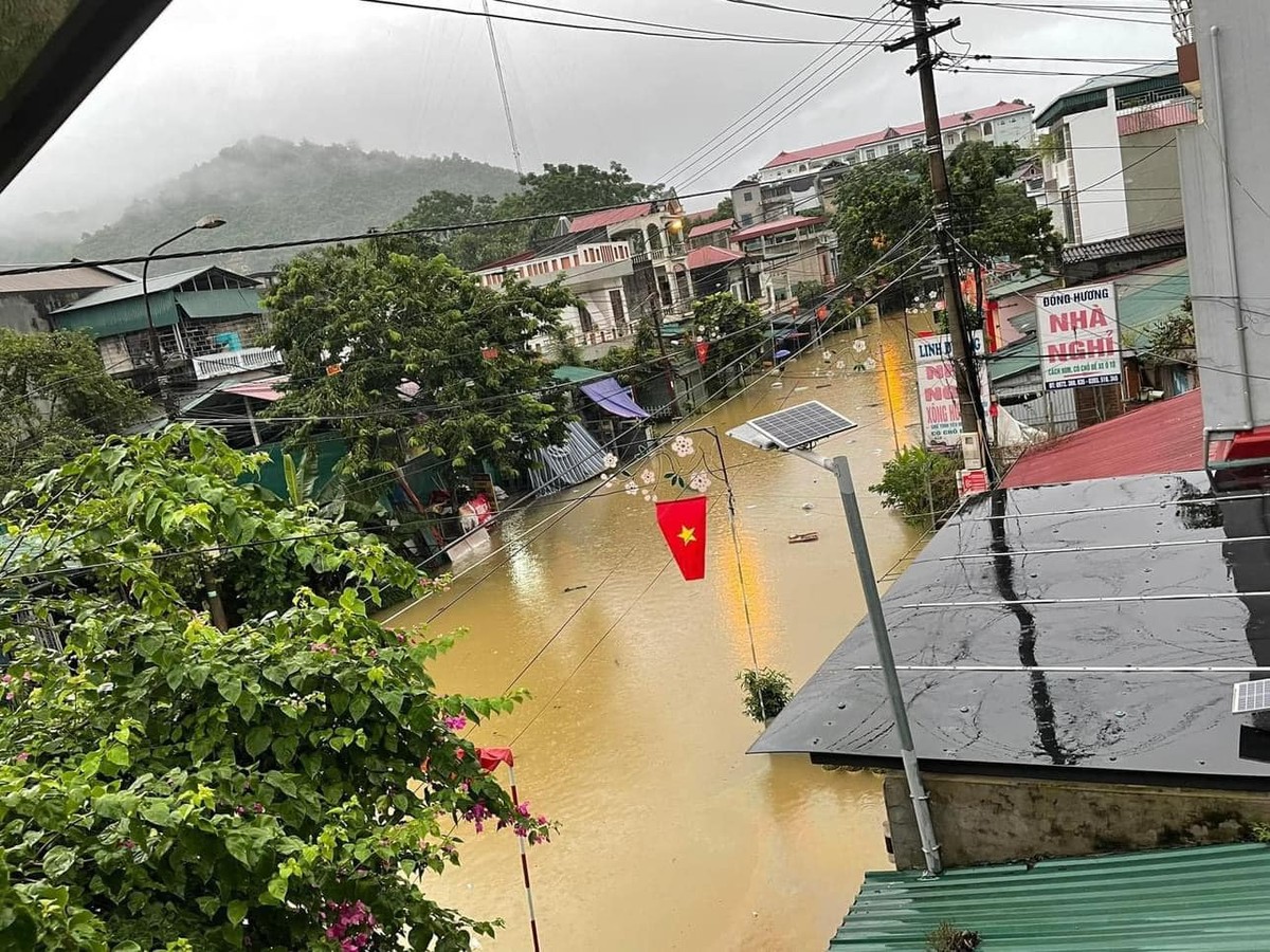 Nước sông Lô dâng cao trên mức báo động 3, Tuyên Quang ngập sâu trên 2m-2