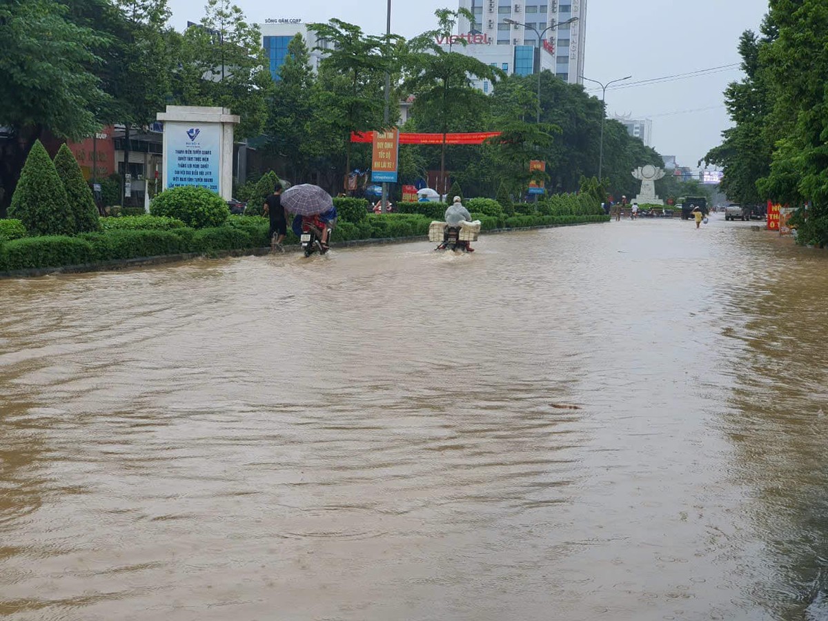 Nước sông Lô dâng cao trên mức báo động 3, Tuyên Quang ngập sâu trên 2m-4