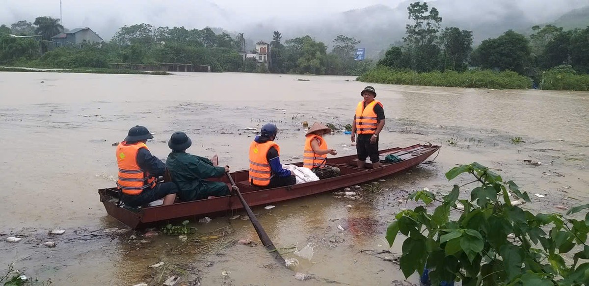 Nước sông Lô dâng cao trên mức báo động 3, Tuyên Quang ngập sâu trên 2m-8