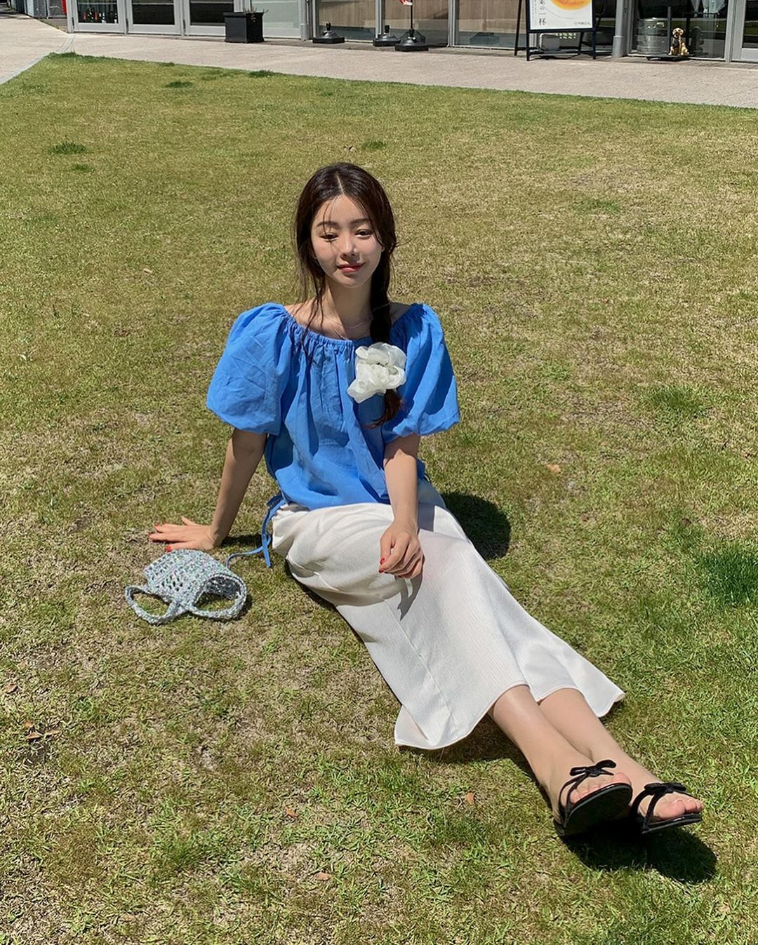 5 công thức diện đẹp dép tông trong ngày mưa gió-5