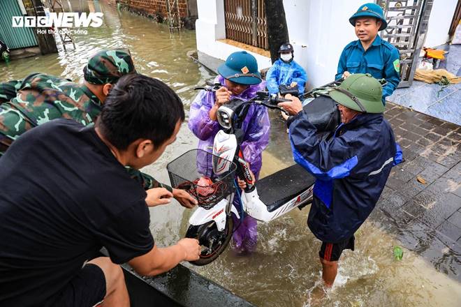 Hà Nội: Huyện Chương Mỹ ngập nặng, nước lũ cao đến đầu người-2