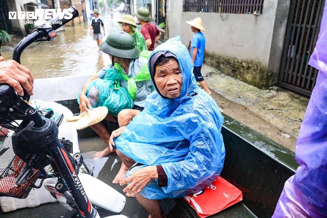 Hà Nội: Huyện Chương Mỹ ngập nặng, nước lũ cao đến đầu người-3