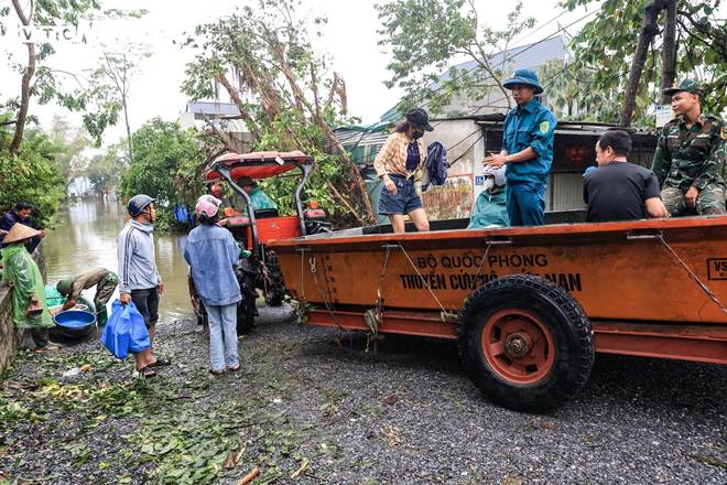 Hà Nội: Huyện Chương Mỹ ngập nặng, nước lũ cao đến đầu người-4