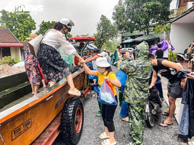 Hà Nội: Huyện Chương Mỹ ngập nặng, nước lũ cao đến đầu người-5