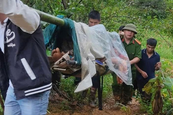 Hai người đàn ông trẻ được khiêng cáng đi bộ 15km để vào viện cấp cứu-1