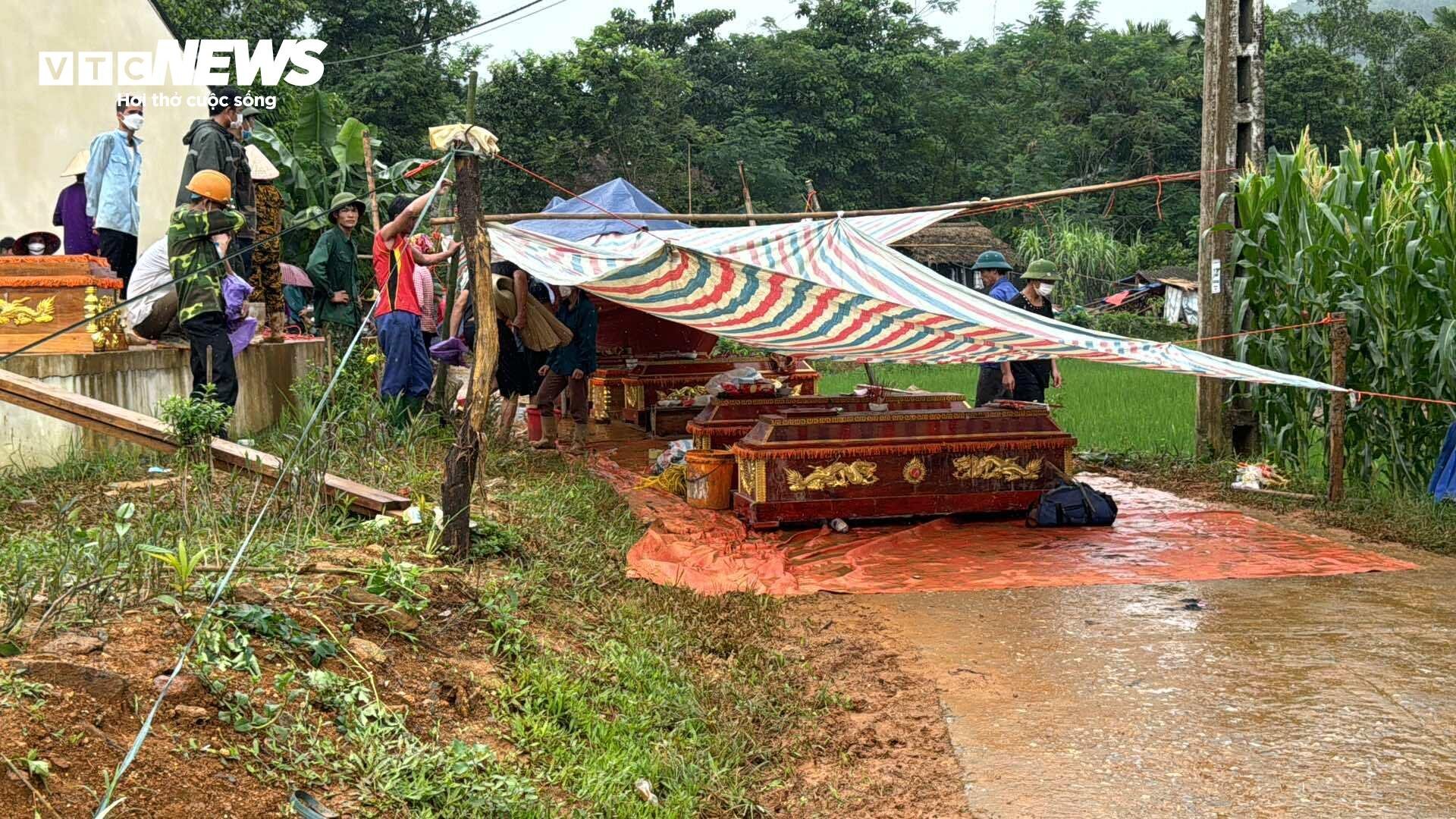 Tiếng khóc xé lòng tại nơi xảy ra lũ quét cả bản làng ở Lào Cai-1