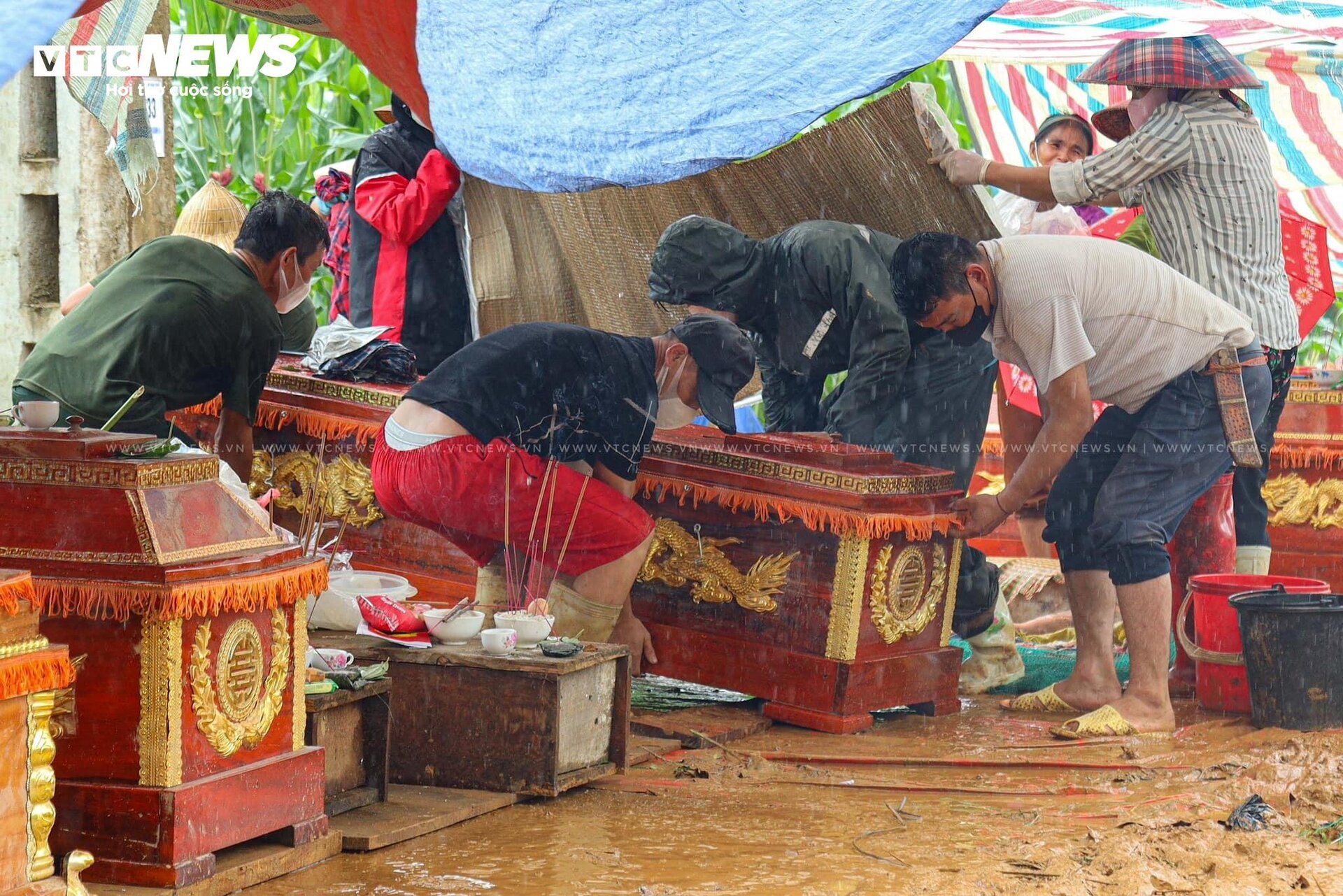 Tiếng khóc xé lòng tại nơi xảy ra lũ quét cả bản làng ở Lào Cai-7