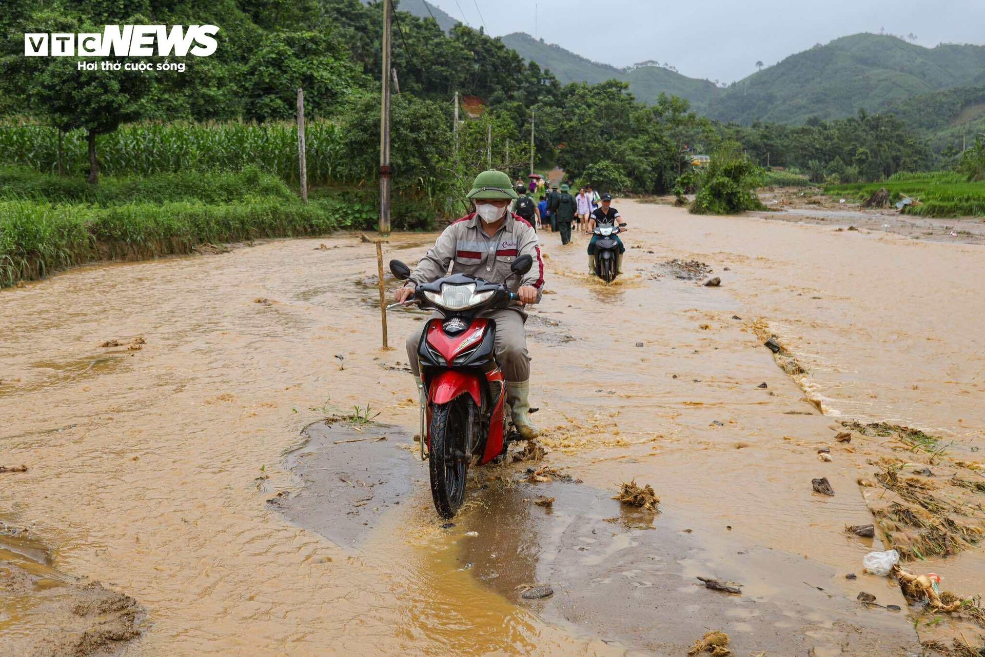 Tiếng khóc xé lòng tại nơi xảy ra lũ quét cả bản làng ở Lào Cai-16