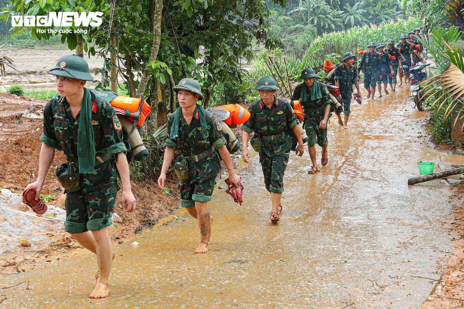 Tiếng khóc xé lòng tại nơi xảy ra lũ quét cả bản làng ở Lào Cai-9