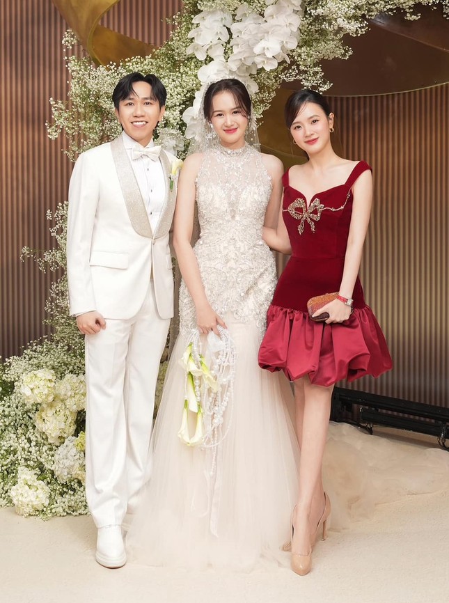 Vì sao Midu lại mặc một mình một kiểu đến dự tiệc cưới diễn viên Anh Đức?-4