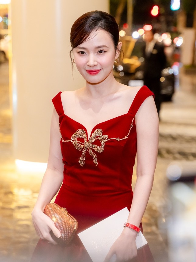 Vì sao Midu lại mặc một mình một kiểu đến dự tiệc cưới diễn viên Anh Đức?-5