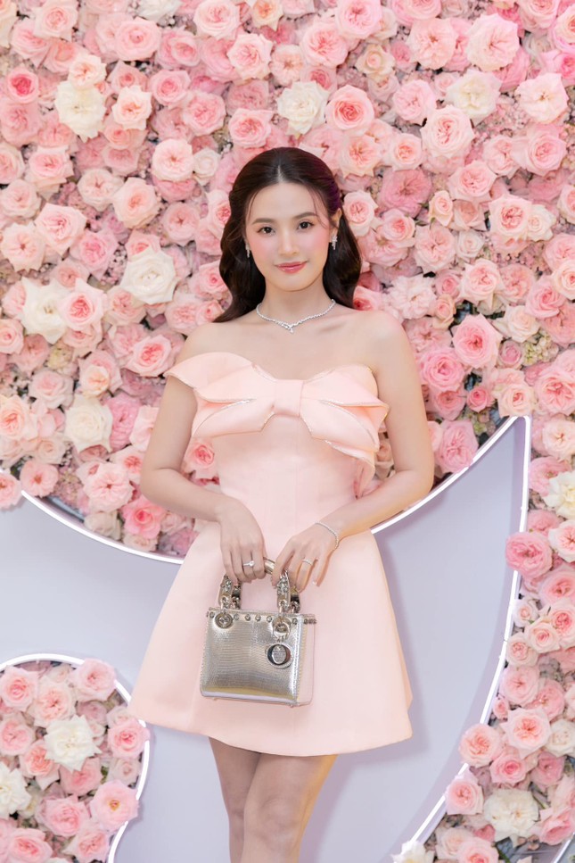 Vì sao Midu lại mặc một mình một kiểu đến dự tiệc cưới diễn viên Anh Đức?-6