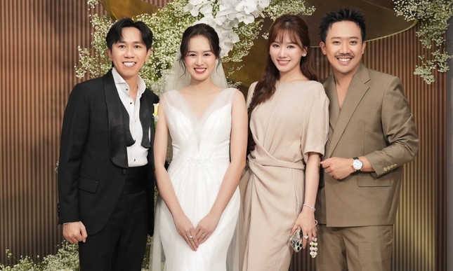 Vì sao Midu lại mặc một mình một kiểu đến dự tiệc cưới diễn viên Anh Đức?-1