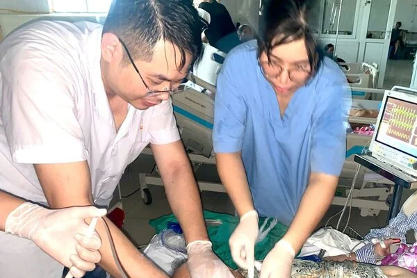 Bác sĩ Việt Nam cứu du khách Úc thoát cửa tử-3