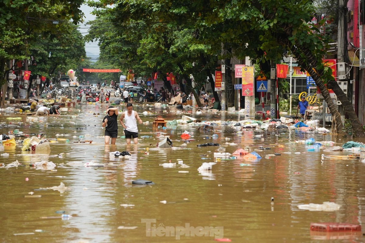 Biển rác nổi trên nước lũ ở Tuyên Quang-4