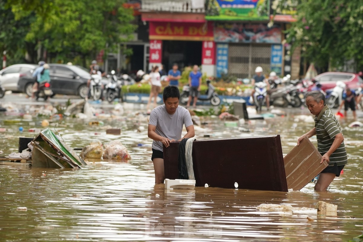 Biển rác nổi trên nước lũ ở Tuyên Quang-12