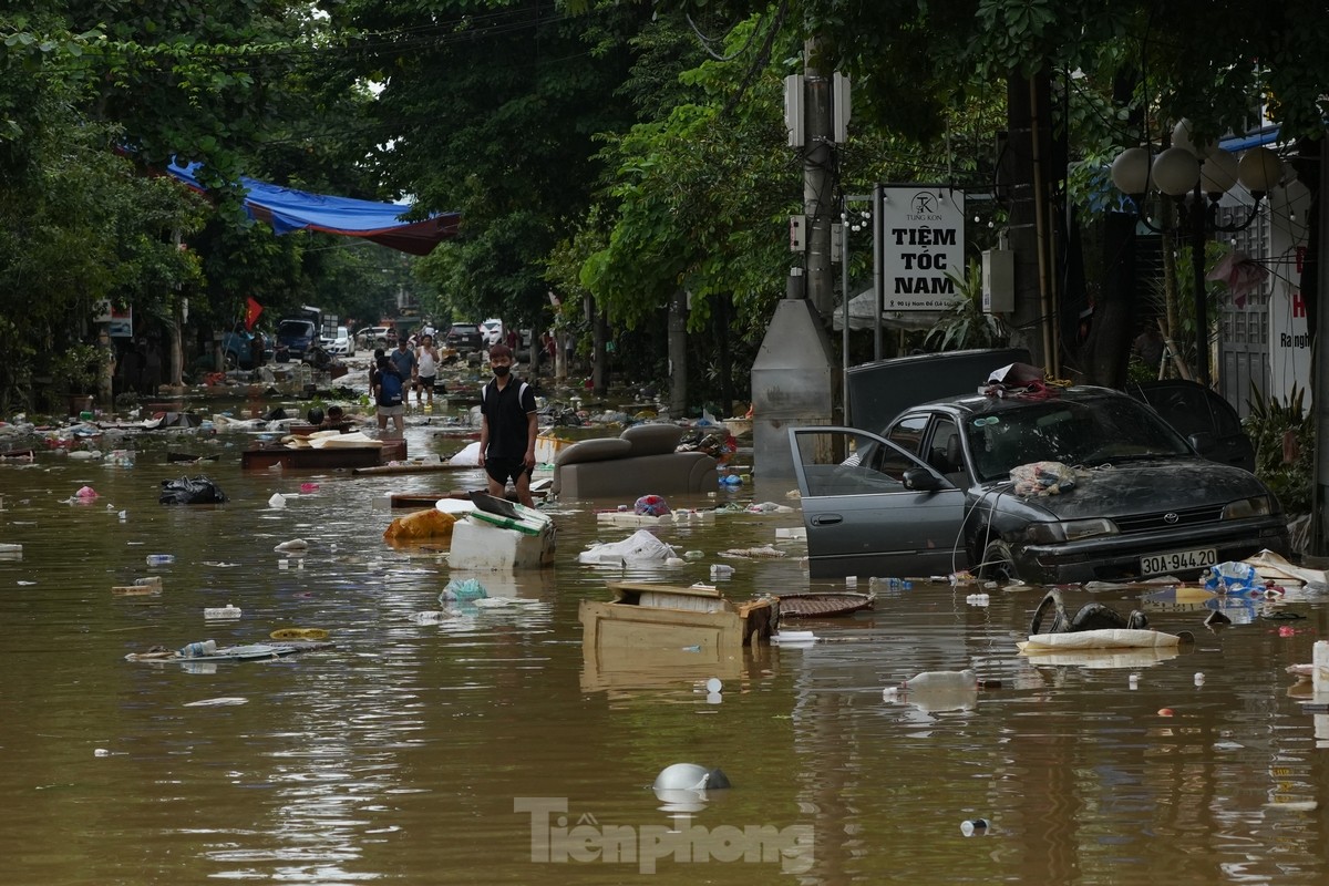 Biển rác nổi trên nước lũ ở Tuyên Quang-13