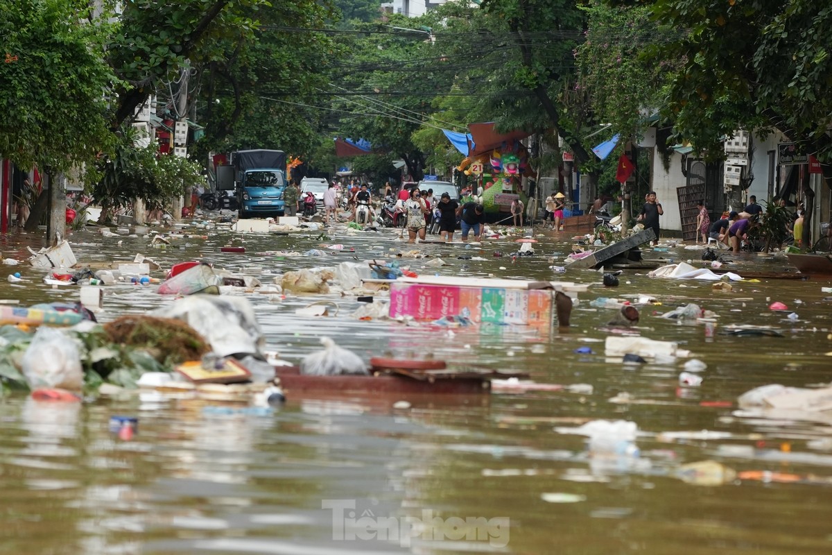 Biển rác nổi trên nước lũ ở Tuyên Quang-14