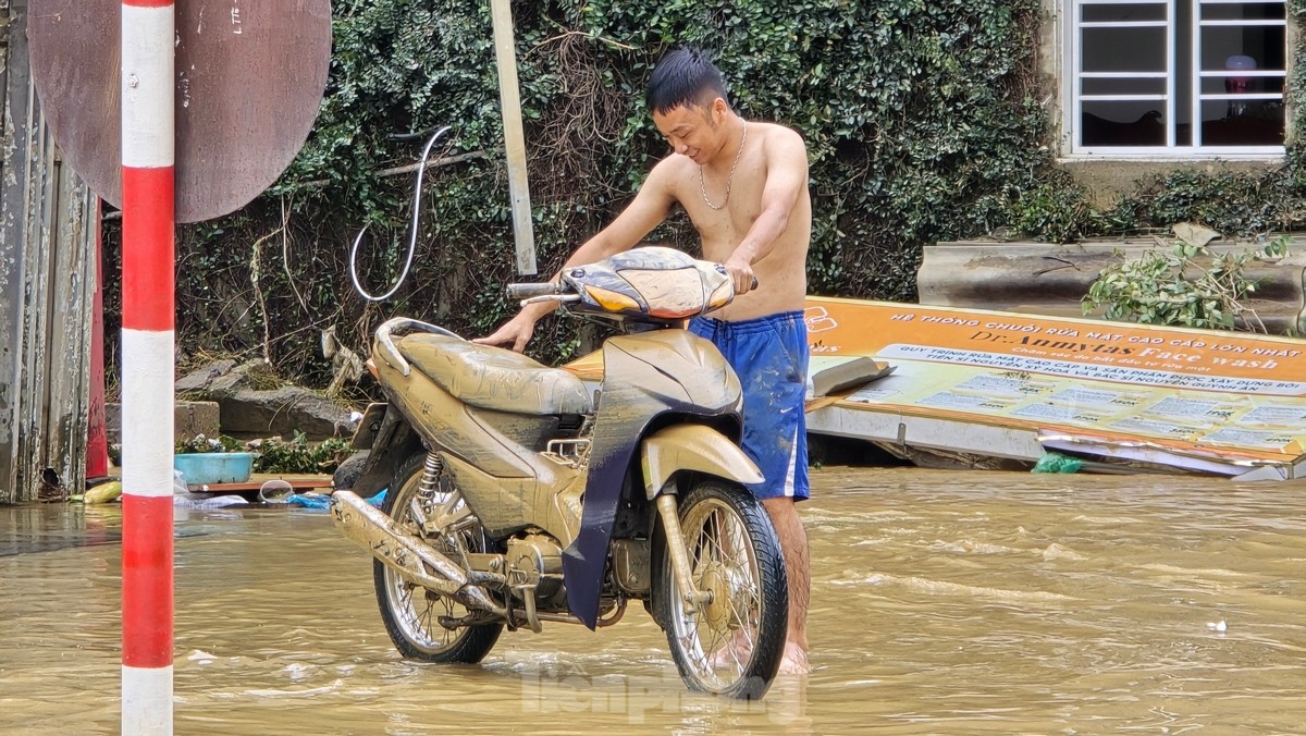 Biển rác nổi trên nước lũ ở Tuyên Quang-17