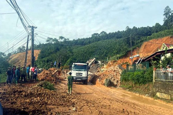 Tiếp tục sạt lở ở Yên Bái, 5 người chết và nhiều người bị thương-1